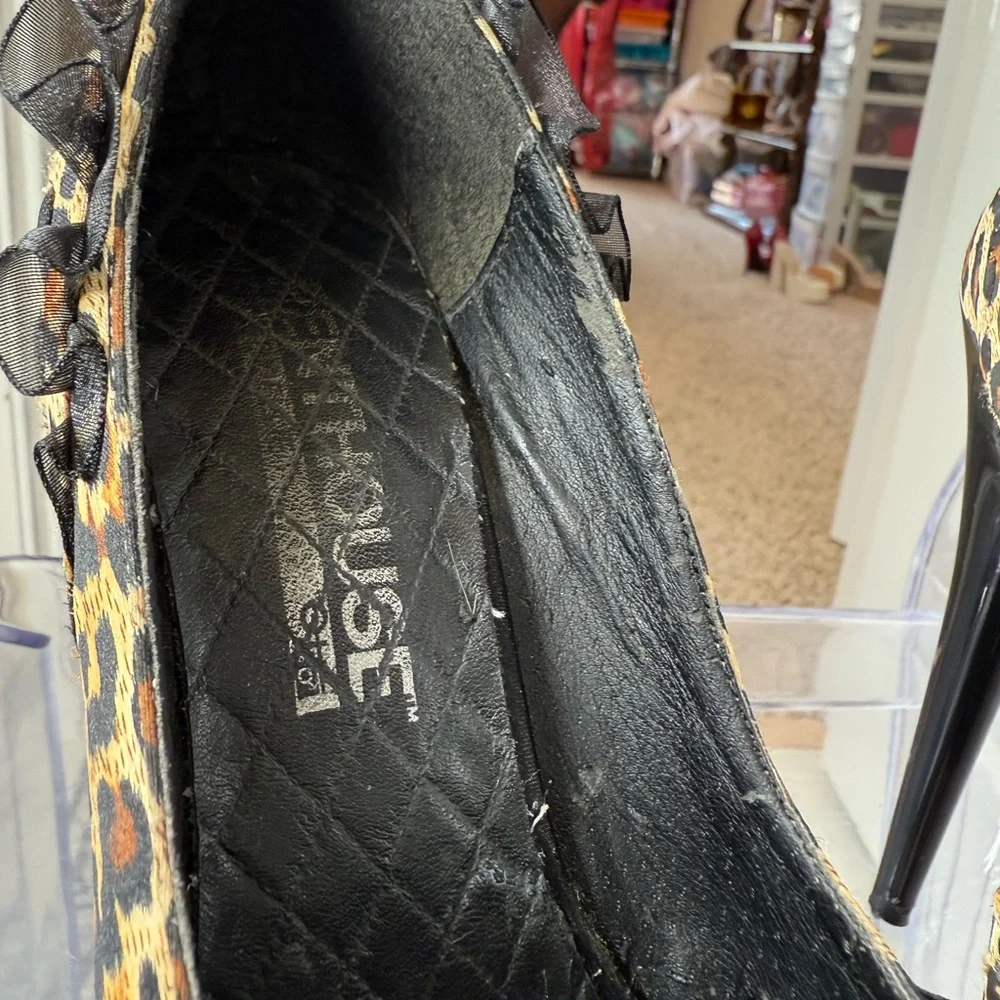 Elegant Leopard Print Stiletto Heels 👠 Foxy Lady Leopard 🐆 - Picture 7 of 9